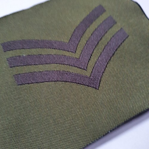 British Army 3 Bar Chevron - Sergeant Rank Cloth Patch Badge - NOS - Foto 2 di 3