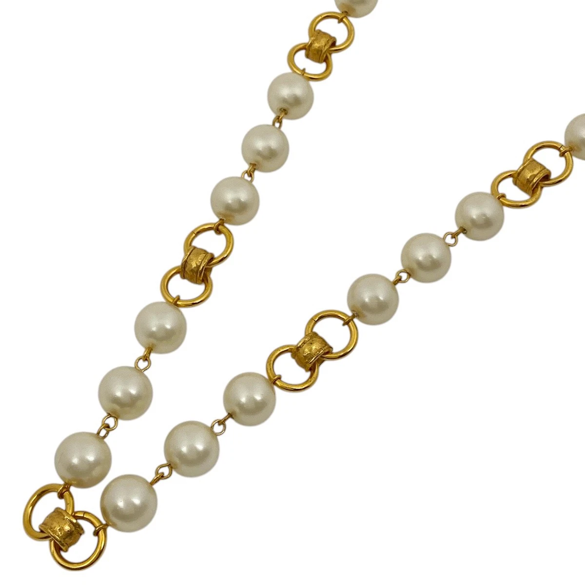 CHANEL (Incastro) Collana di perle finte logo CC collana lunga placcata oro...