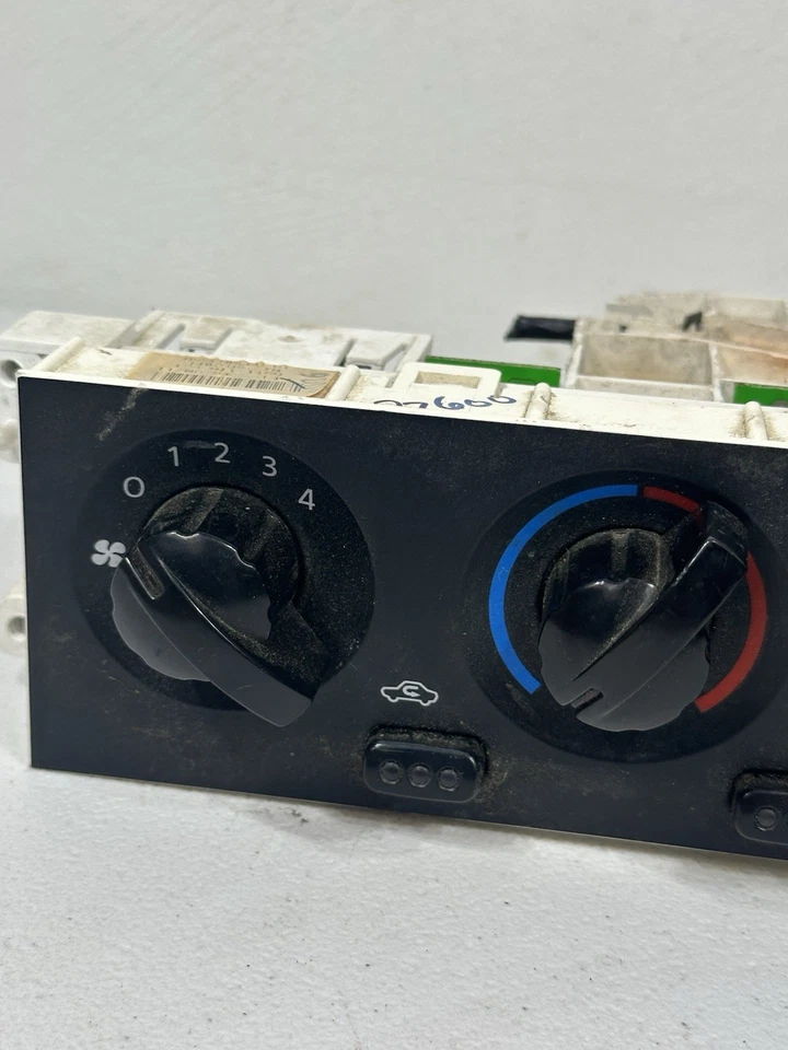 Оригинальный климат-контроль в сборе для передней панели Nissan Xterra Xe 2003-2004 годов выпуска - Изображение 2 из 4