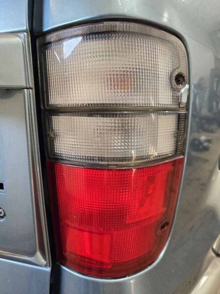 95-25 Genuine ISUZU Rear Taillight Rh Passenger Side NPR NQR NRR 6SA1 6HE1 7.1L 95-25 Genuine ISUZU Rear Taillight Rh Passenger Side NPR NQR NRR 6SA1 6HE1 7.1L