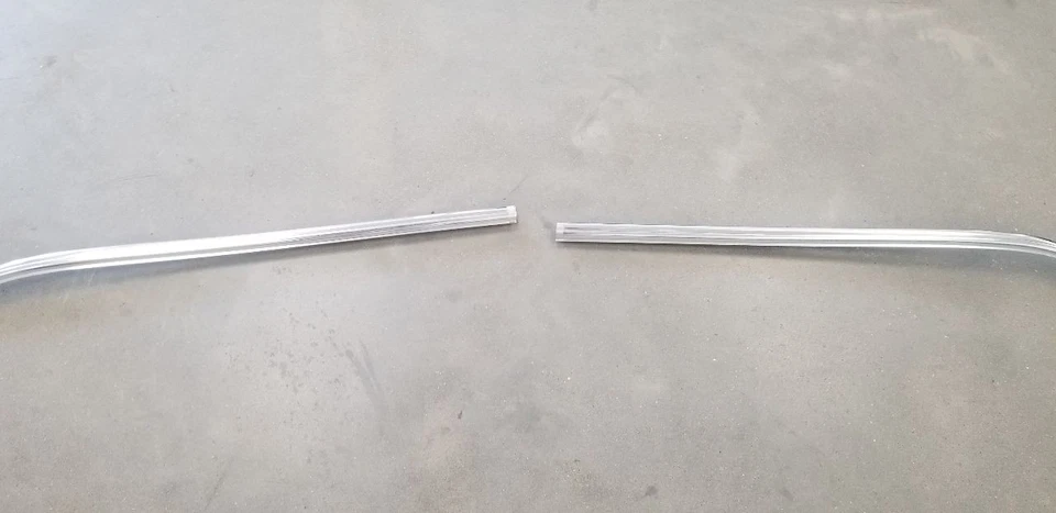 81 MERCEDES BENZ 300D REAR BACK GLASS CHROME TRIM SURROUND - Image 4 of 4