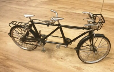 VINTAGE DEKORATIVES KLEINES METALL TANDEM DISPLAY FAHRRAD GEBAUT FÜR ZWEI REPLIKATE