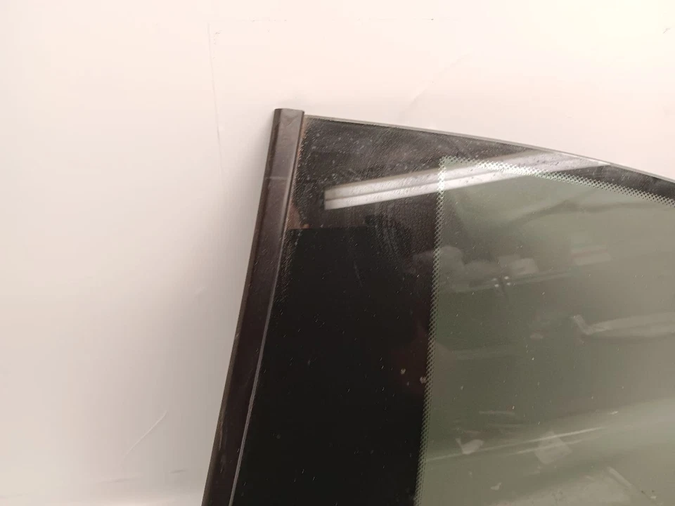 Cuarto de cristal trasero izquierdo del lado del conductor BMW 2001-2006 E46 OEM Foto 2 de 4