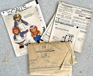 VTG UNCUT McCalls 7131 Pattern 1978 36" Doll & Child's Apron Raggedy Ann & Andy