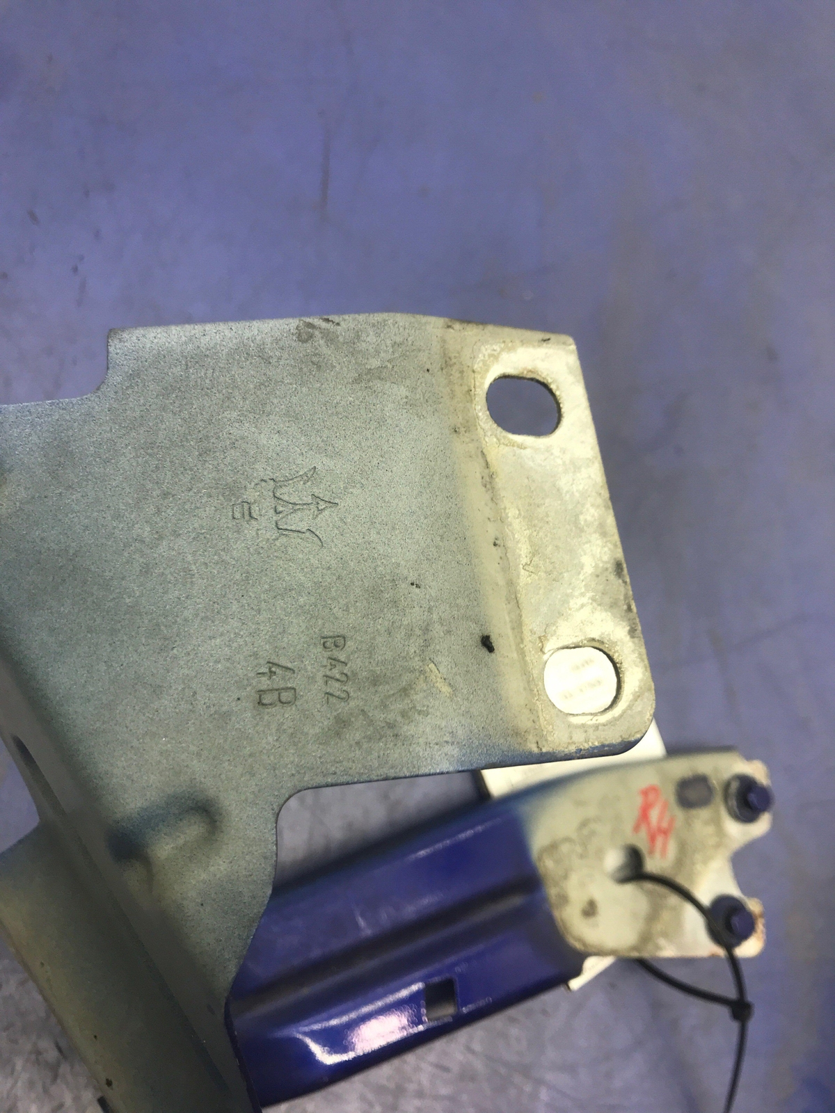 2014 - 2016 MASERATI GHIBLI OEM RIGHT MUDGUARD SUPPORT BRACKET 673003653