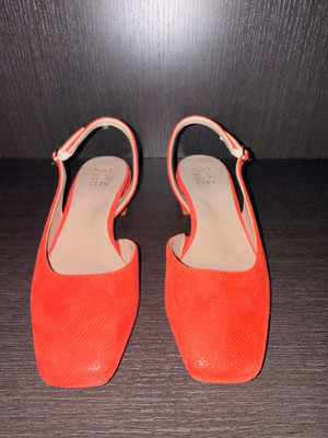 Red suede Naturalizer slingback with 1.5 inch heel, size 8.5 W, never worn!