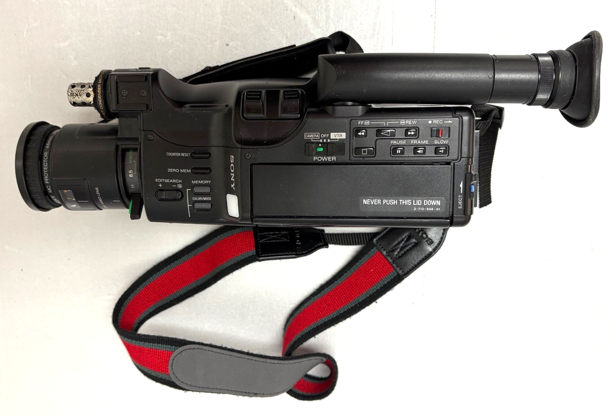 Vintage SONY Video 8 Handycam/Recorder CCD-570 w/ 3 batteries, Bag