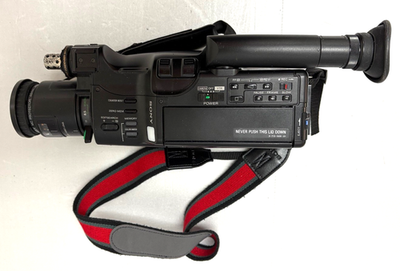 Vintage SONY Video 8 Handycam/Recorder CCD-570 w/ 3 batteries, Bag