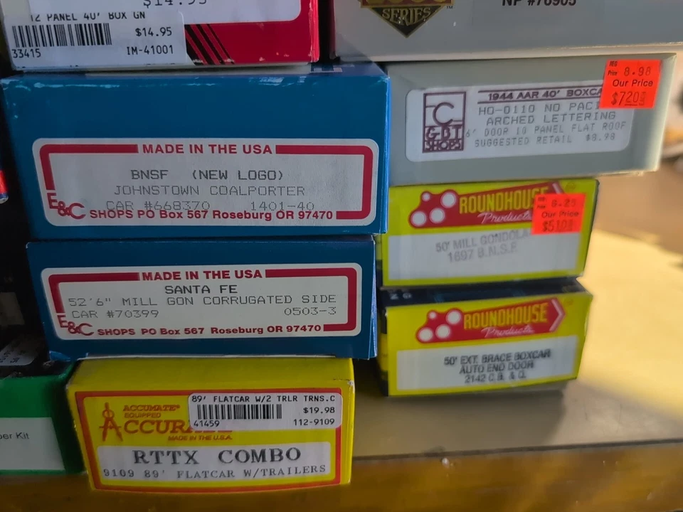 Lot of 16 New Vintage HO Scale Train Cars Roundhouse/Accurail/Athearn/Atlas  - Image 4 of 4