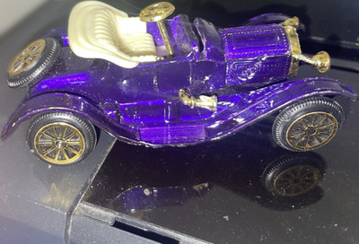 Welly 1:43 Cadillac Antique/Classic Roadster Diecast Model Car Purple