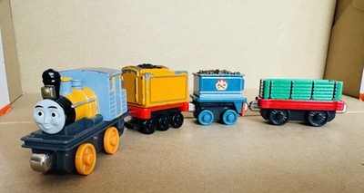 Thomas &Train Dash Tank Engines Metal Diecast Friends Orange 2010  3 Cargo Carts
