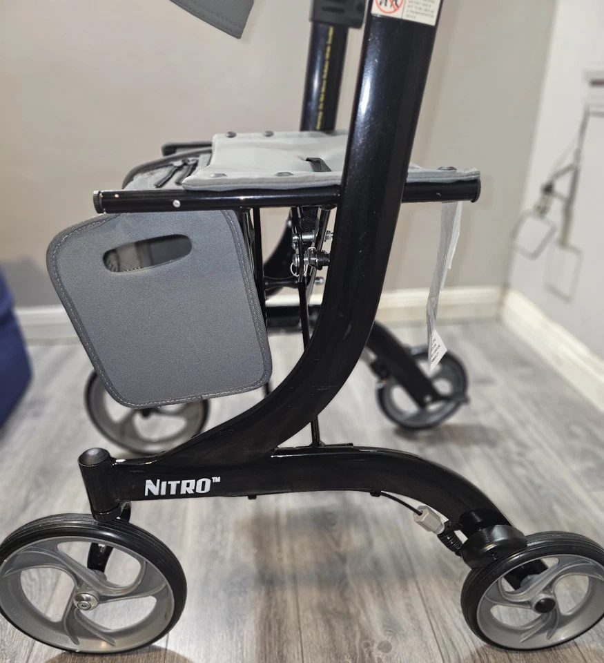 Asiento andador rodante Drive Medical Nitro estilo euro negro plegable usado en excelente estado Foto 3 de 4