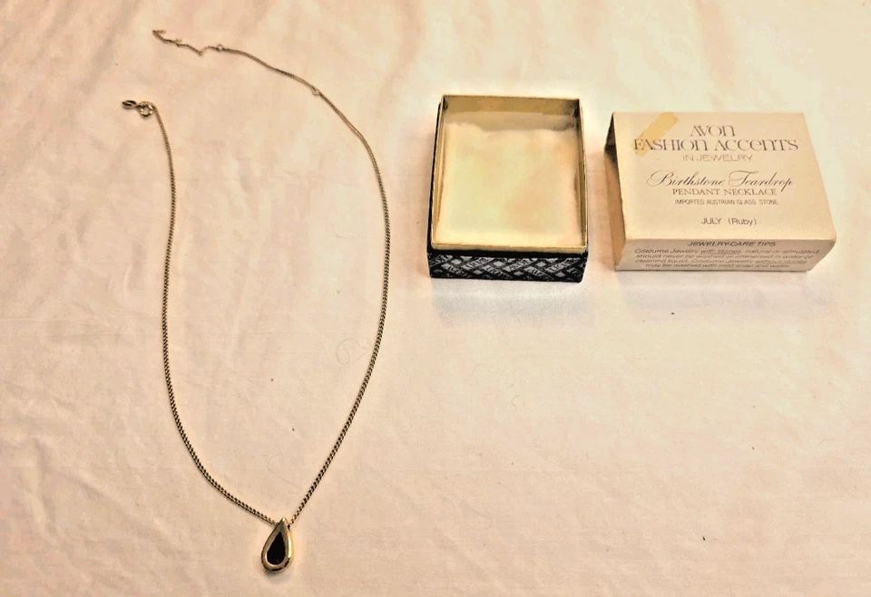 COLGANTE PIEDRA DE NACIMIENTO AVON VINTAGE 18 pulgadas COLLAR PIEDRA DE VIDRIO RUBÍ JULIO con CAJA 1976 Foto 2 de 4