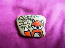 z farbami akrylowymi ręcznie malowany lis kamienny z krzewem lakierowany unikat