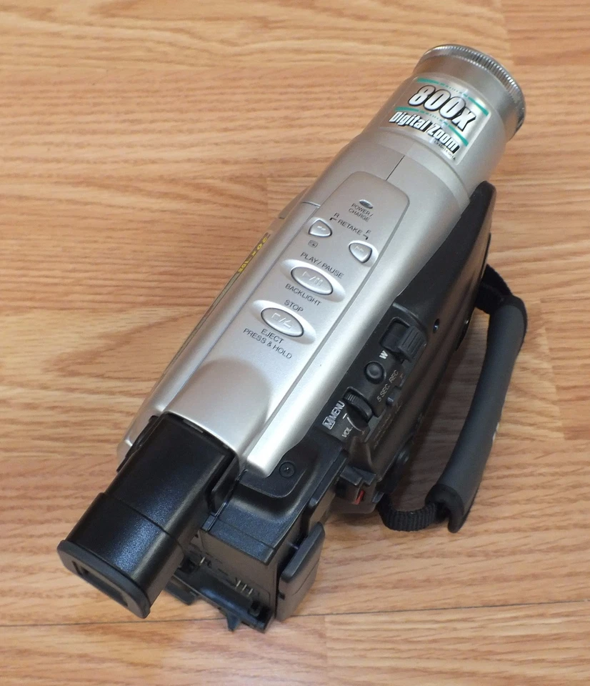 *FOR PARTS* JVC (GR-AXM17U) Compact VHS 20x Optical Zoom Camcorder Only **READ** - Image 3 of 4