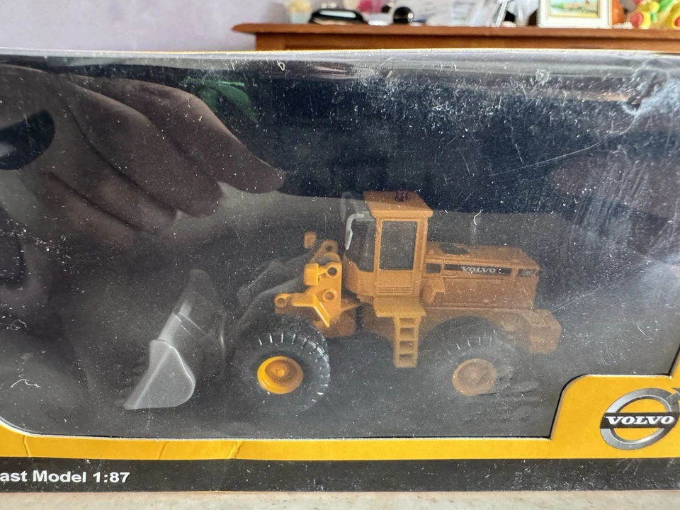 MEZZO DA LAVORO STRADALE ESCAVATORE GOMMATO VOLVO 1:87 NUOVO BOX DA COLLEZIONE - Immagine 2 di 4