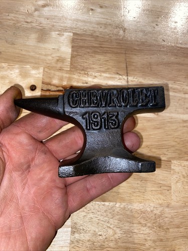 Chevrolet Motors Anvil Cast Iron Chevy Auto Hotrod Paperweight Man Cave 1Lb+ - Afbeelding 1 van 12