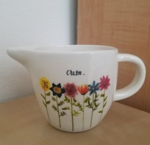 BRAND-NEW-Rae-Dunn-by-Magenta-Bloom-Flower-CREAM-Milk-Pitcher-Summer-Home-Decor