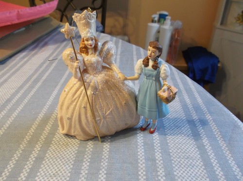 Vintage Hallmark Keepsake 1999 Mago di Oz Glinda e Dorthy ornamento da appendere