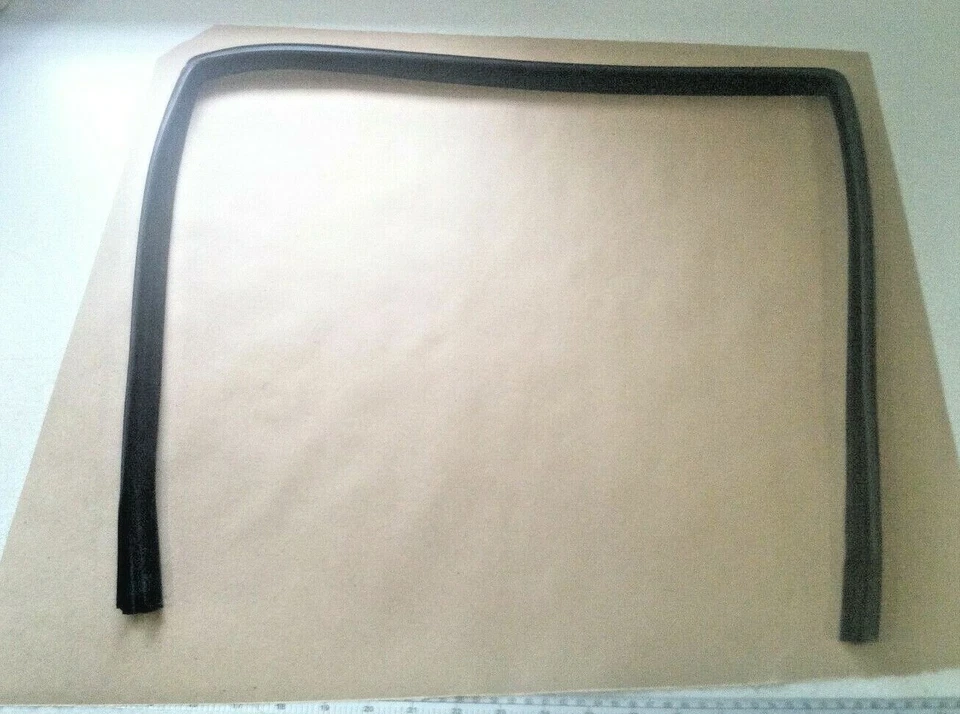 1985-1992 MERCEDES-BENZ 300E W124 ~ RIGHT REAR DOOR WINDOW SEAL ~ A1247350025 - Image 2 of 3