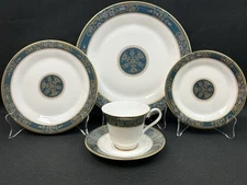 Royal Doulton CARLYLE~(1)~5 Piece Plce Setting~Discontinued~Perfect