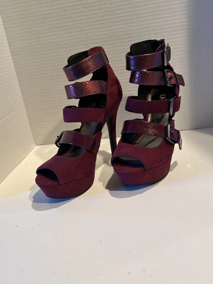 Salto agulha feminino "G by Guess" tamanho 6 roxo escuro com tiras modelo de loja novo - Imagem 2 de 4