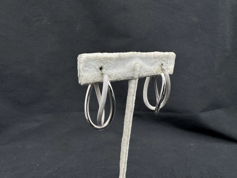 Pendientes de aro retorcidos italianos Milor de oro blanco de 14K, 2,6 gramos Foto 2 de 4