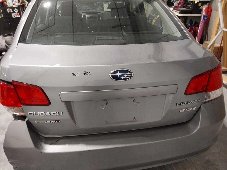 Used Deck Lid fits: 2010 Subaru Legacy Sdn w/o rear view camera w/o spoiler Grad Foto 2 de 4