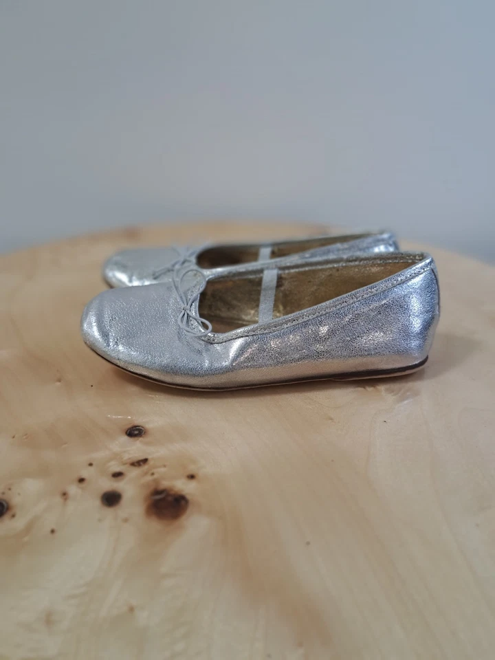Zapatos planos de ballet plateados sin cordones Zara para niñas talla 29 Mary Jane correa punta cuadrada Foto 2 de 4