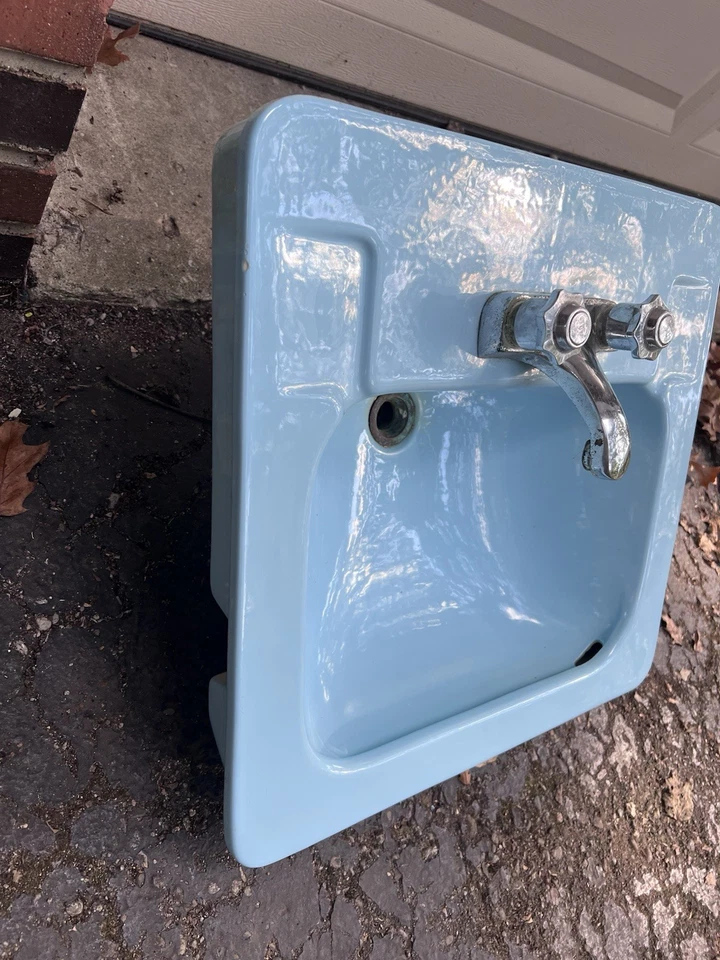 Fregadero de baño vintage de porcelana con montaje en pared azul grúa MCM 1964 moderno Art Deco Foto 3 de 4