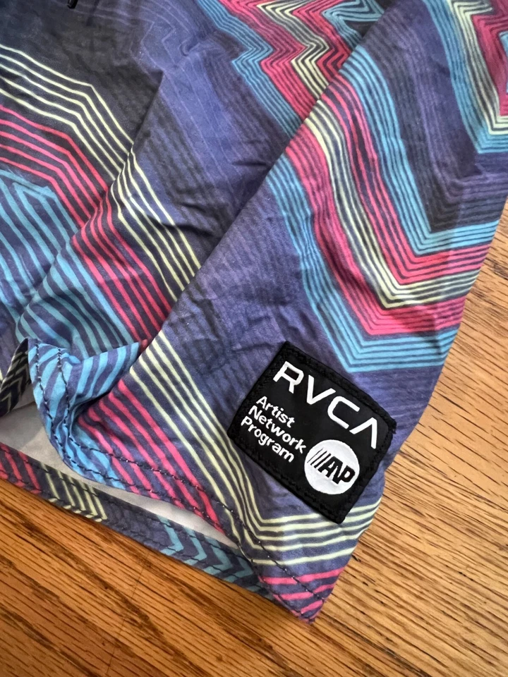 Pantalones Cortos de Natación RVCA Kelsey Brookes Serie Artista Geométricos Para Hombre Talla 30 Retro Surf Foto 4 de 4