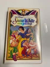 Snow White and the Seven Dwarfs (Walt Disney's Masterpiece) [VHS] 