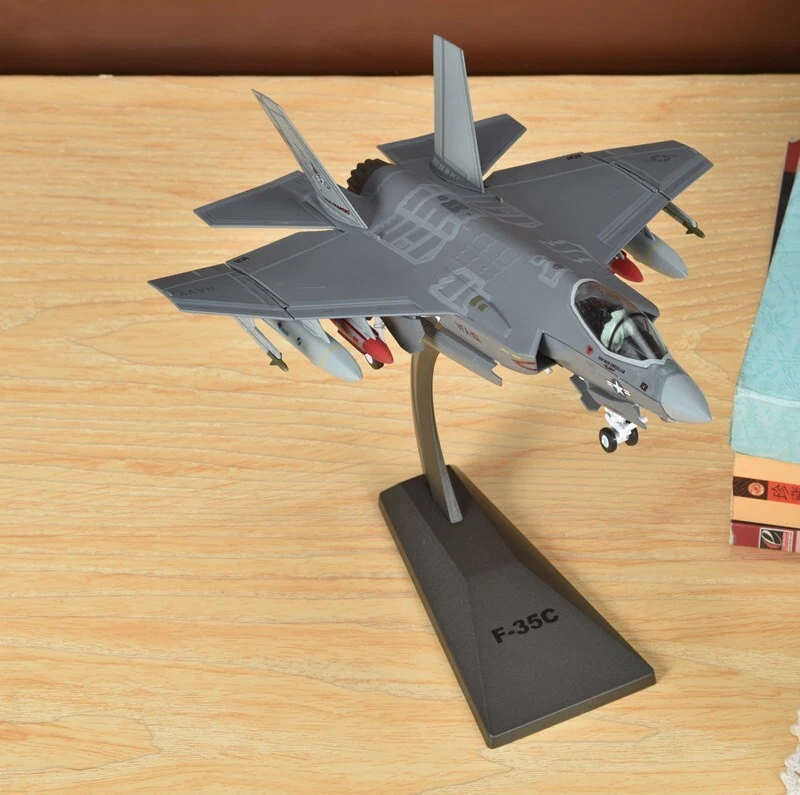 AF1 1/72 US F-35C Lockheed Martin Lightning II VFA-101 "Grim Reapers", CAG Bird - Image 2 of 4