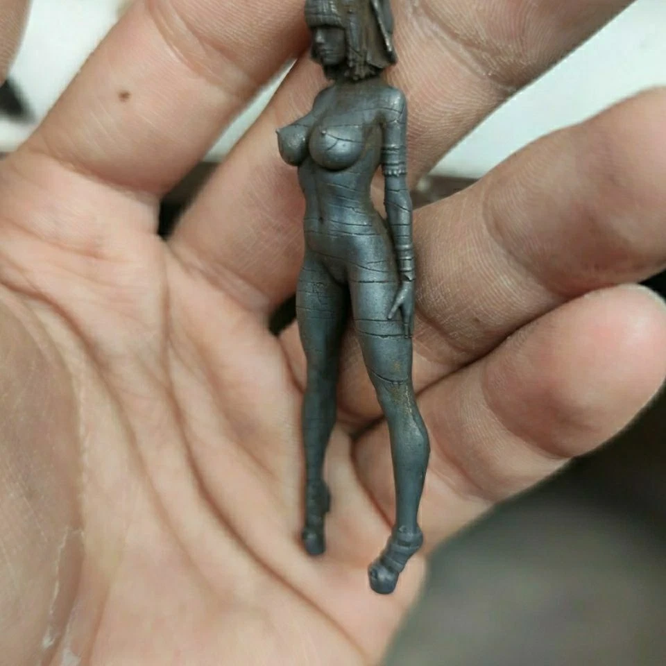 Estatua reina egipcia de latón negro de 2,1" versión en miniatura de decoraciones de arte corporal Foto 3 de 4