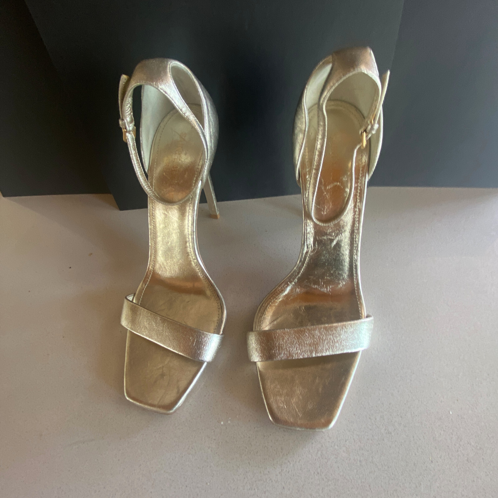 Saint Laurent Amber 85 platino oro cinturino alla caviglia sandalo tacco a pompa 39 vendita al dettaglio $695