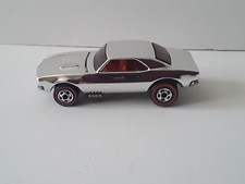 Mercancía de servicio Camaro '67 cromada Hot Wheels con neumáticos a rayas rojas