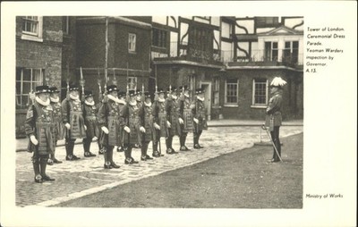 Tower of London Yeoman Warders Parade Beefeaters Vintage Postkarte UK