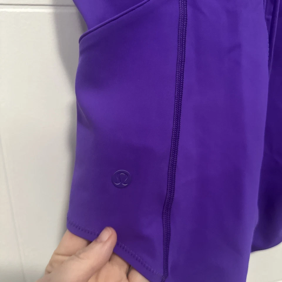 Lululemon 拉链后桨套装 * 中号 Bum Coverage Atomic 紫色 全新带标签 尺寸 6 — 第 3/4 张图片