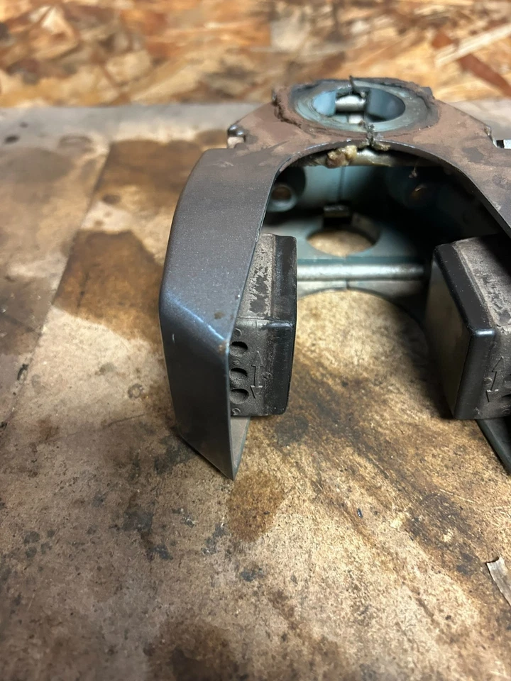 1990 Mariner 30HP ELO 2-Stroke Outboard Lower Mount Housing Set OEM 84842M - Image 2 of 4