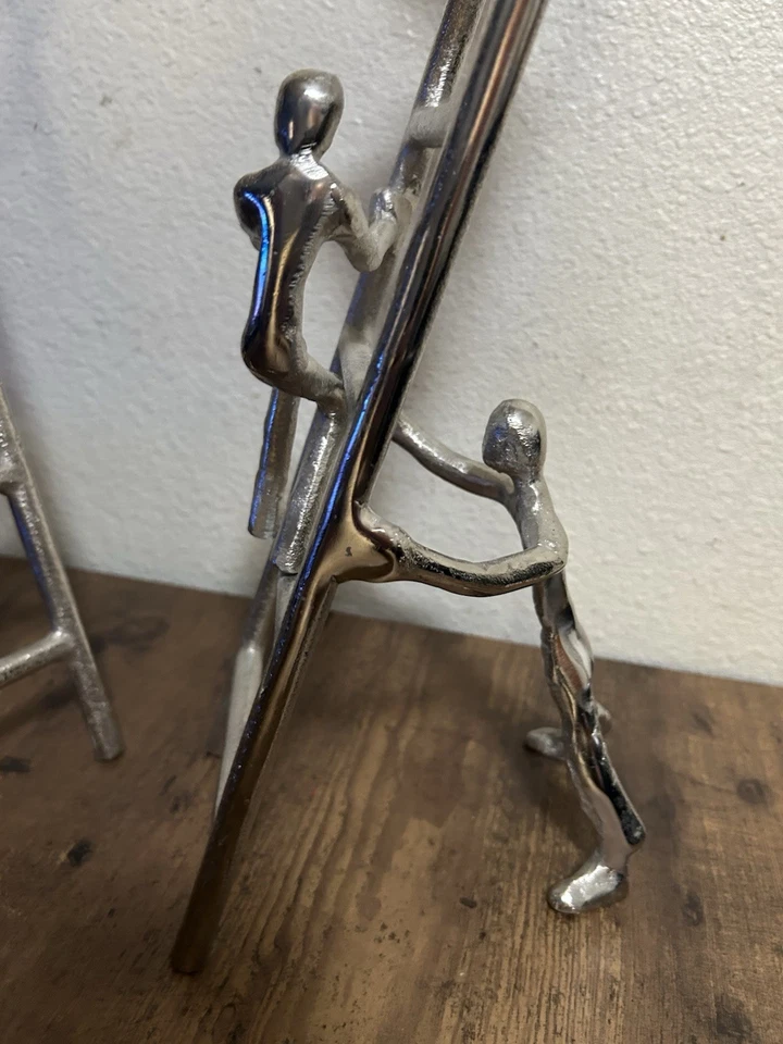 Estatua de escultura de aluminio plateada con escalera de metal moderna de dos plutos para 3 personas Foto 3 de 4