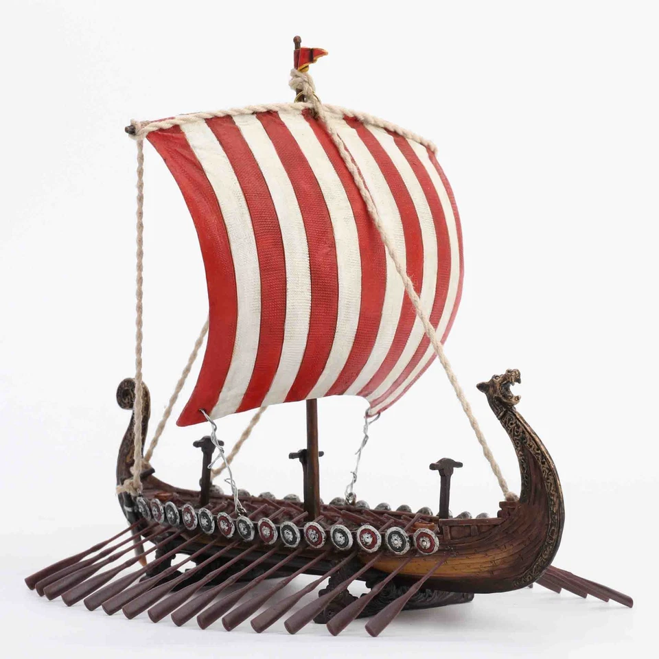 Barco vikingo con velas a rayas rojas en un soporte decoración adorno estatuilla