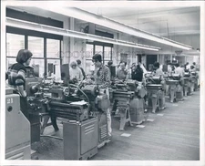 Press Photo Students Using Machines Wentworth Institute