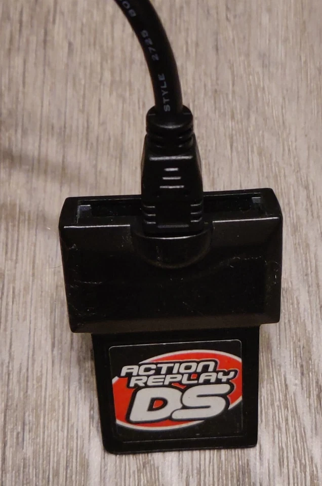 Action Replay DS Nintendo DS Autentico - TESTATO E PRECARICATO CON TRUCCHI POKEMON - Immagine 2 di 3