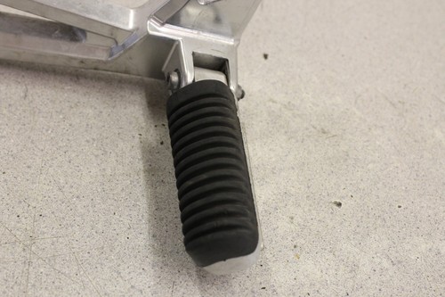 2005 Yamaha FZ1 LEFT REAR BACK PASSENGER PEG FOOT BRACKET MOUNT FZ 1 1000 FZS 05 - 第 5/7 張圖片
