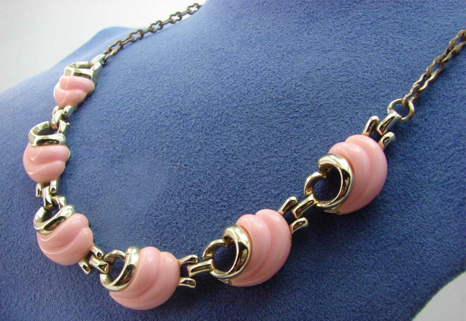 Vintage Thermoset Lucite Molded Pink Wave Gold Tone N… Gem