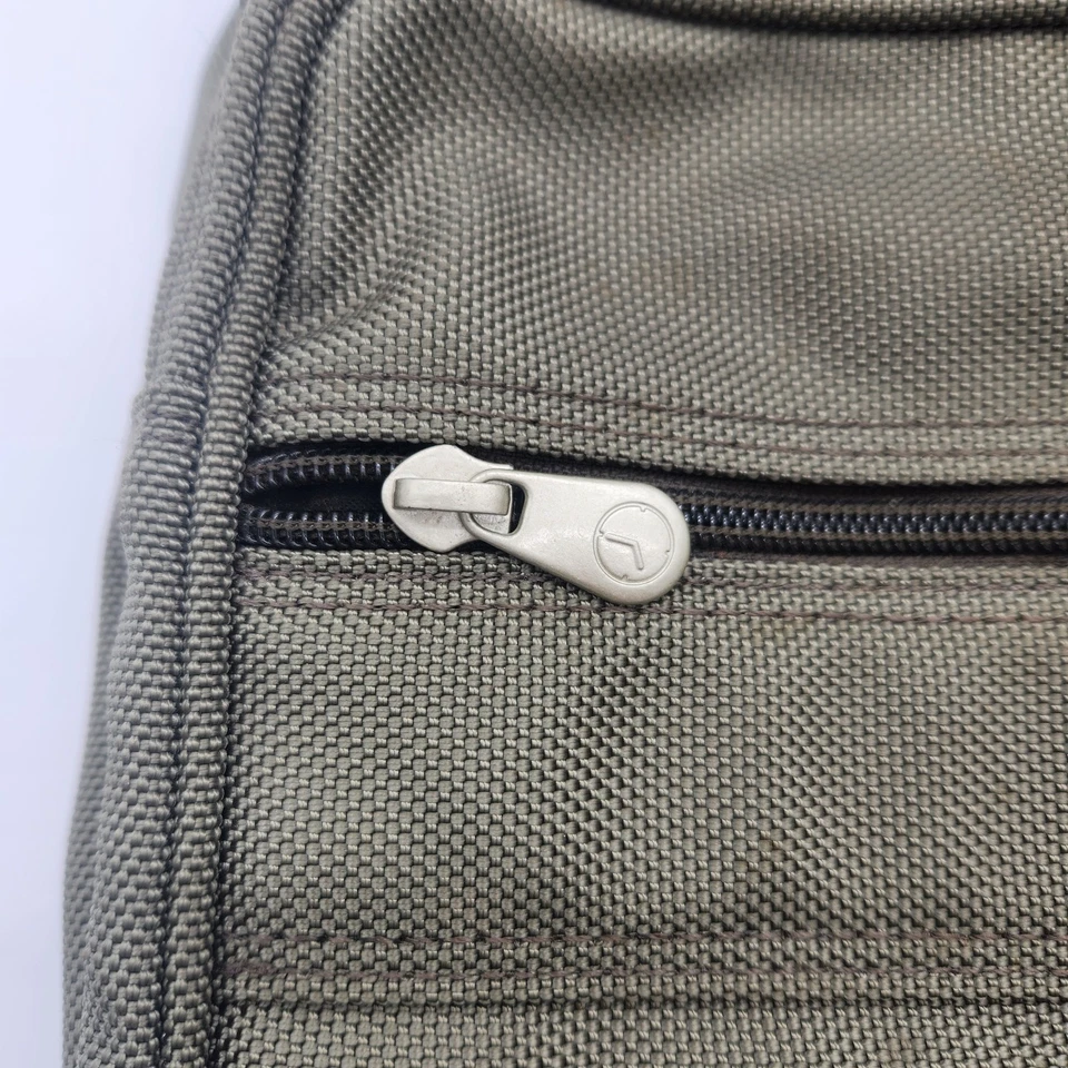 Bolsa de viaje Briggs and Riley maquillaje verde oliva 10"x12"x5" Foto 3 de 4