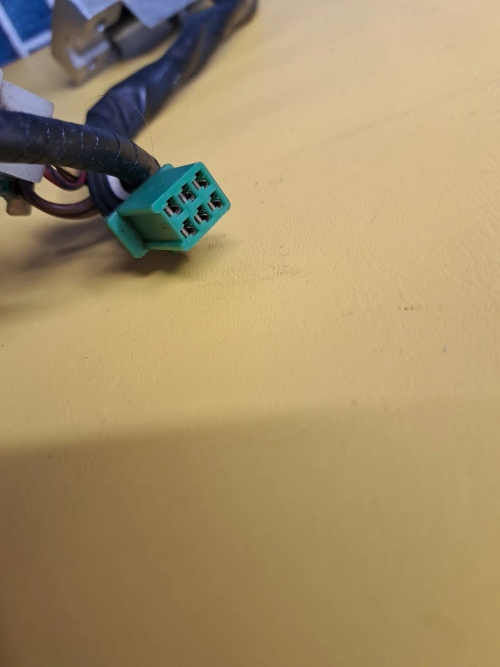 1985 Honda VT500C Shadow 500 vt H533 bloco de fusíveis braçadeira tripla árvore superior - Imagem 4 de 4