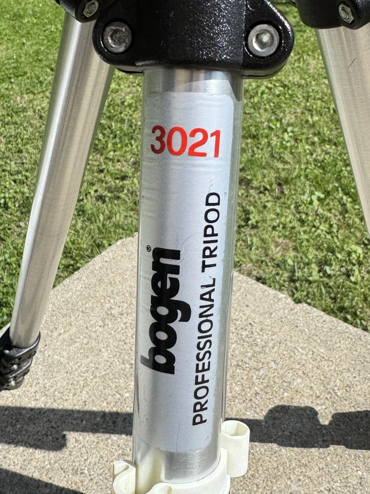 BOGEN MANFROTTO 3021  CAMERA TRIPOD w/  3063 HEAD *MADE IN ITALY* Fluid Head - Image 3 of 4