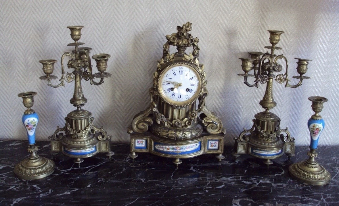 Pendule Ancienne En Bronze – Avec éléments En Porcelaine Peinte