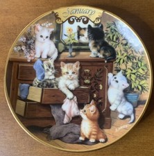 Timeless Tails Purr - Calendario perpetuo Plato Coleccionista - Enero Sweet Whiskers